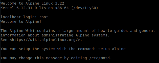 Pantalla de bienvenida de Alpine Linux tras el primer arranque